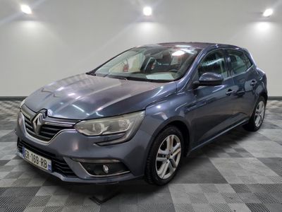 une voiture grise est garée sur le sol à carreaux d'un garage