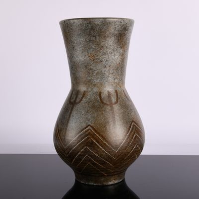 un vase posé sur une table noire