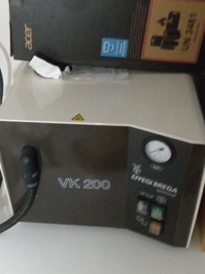 une machine posée sur une table