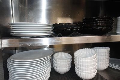 SUR DESIGNATION : Un lot de diverses vaisselles : assiettes,…