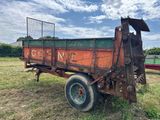 un camion-benne rouillé abandonné dans un champ