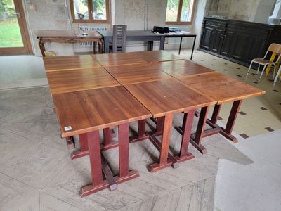 quatre tables placées au milieu d'une pièce