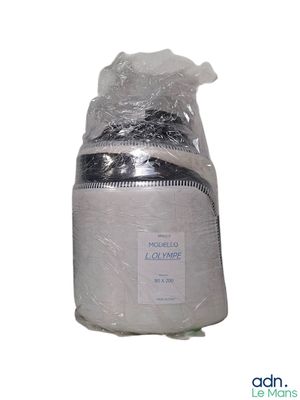 un sac de nourriture posé sur une table