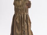 statue en bronze représentant une femme vêtue d'une longue robe et coiffée d'un chapeau