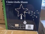 une boîte ornée d'une décoration de Noël dans un magasin