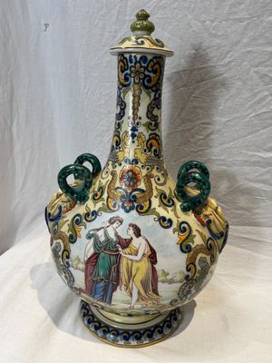 un vase avec un tableau posé sur une table