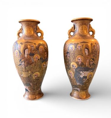 JAPON. Paire de vases balustre Satsuma, à décor polychrome e…