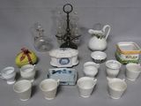 beaucoup de tasses et de soucoupes sur la table