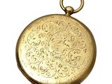une montre de poche en or ornée d'un motif floral