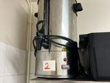 une cafetière posée sur une étagère dans une cuisine