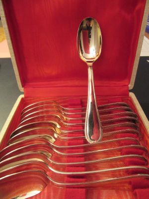 beaucoup de cuillères dans une boîte contenant une cuillère
