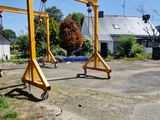 une grue posée au sol devant une maison