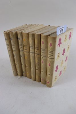 plusieurs livres sont empilés sur une surface blanche