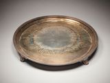 une assiette en argent antique avec un motif circulaire sur le bord