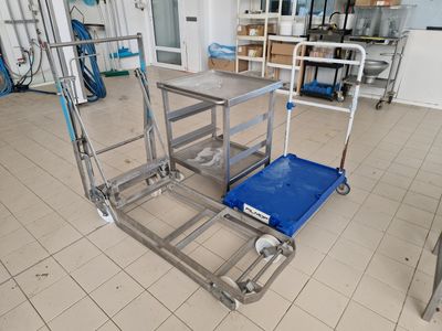 un chariot qui se trouve au milieu d'une pièce