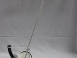 une lampe posée sur une table