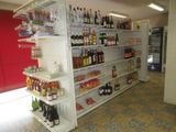 un magasin dont les rayons regorgent de boissons de toutes sortes