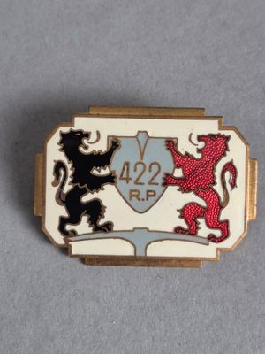 une photo d'un étui à cartes de visite orné d'un blason et de deux lions