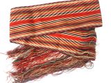 écharpe à rayures multicolores avec des franges, sur fond blanc