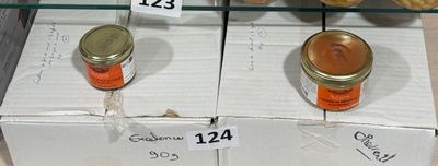de nombreux bocaux de conserves exposés dans un magasin