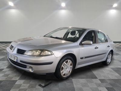 la photo d'une voiture argentée sur un sol en damier