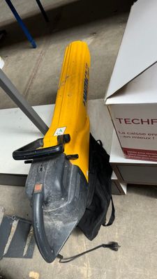 un avion électrique jaune et noir posé au sol