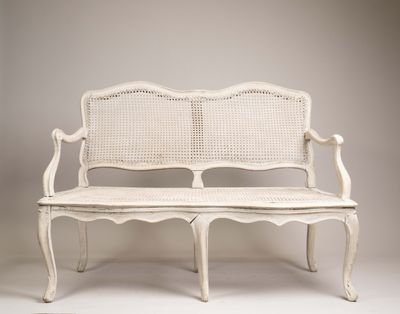 un banc blanc posé sur un sol blanc