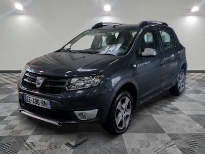 une photo d'une Dacia grise garée dans un showroom