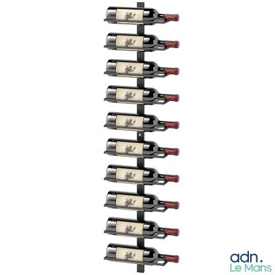 un gros plan sur un casier à vin contenant de nombreuses bouteilles de vin