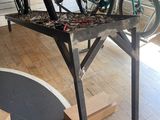 de nombreux vélos posés sur une table