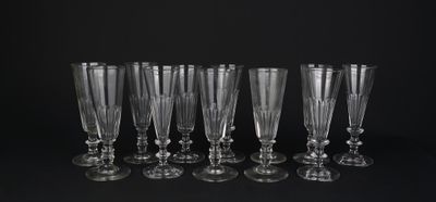 six verres à vin vides alignés sur une surface noire