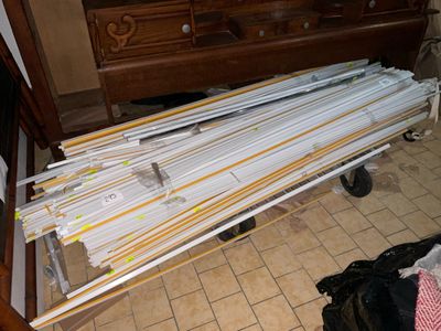 une pile de papiers posée sur un chariot dans la pièce