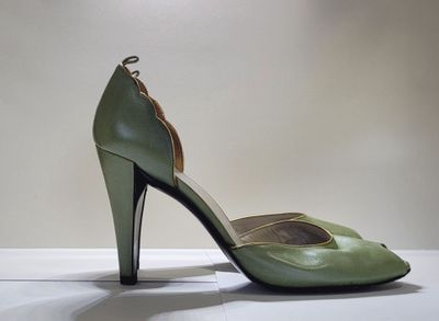 Christian DIOR. Paire d'ESCARPINS verts