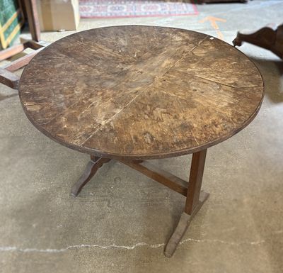 une table sur laquelle est posé un plateau en bois