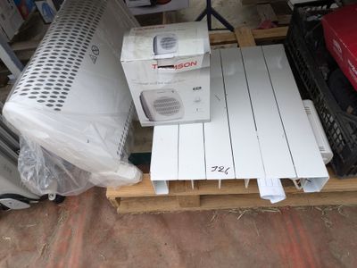 une pile de cartons et un radiateur posés sur une palette