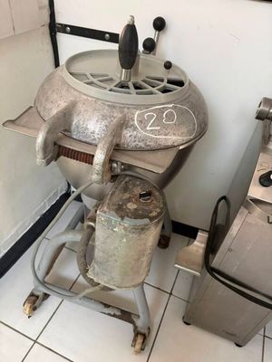un appareil qui se trouve dans une cuisine, à côté d'une cuisinière