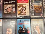 beaucoup de dvd sur une table