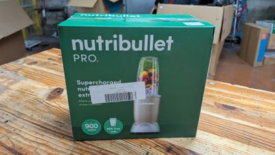 une boîte contenant un mixeur Nutribullet Pro posée sur une table