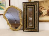 un miroir et un cadre photo posés sur une table