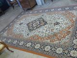un grand tapis oriental sur le sol d'une pièce