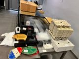 une table sur laquelle se trouvent plusieurs objets