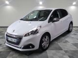 la petite voiture blanche est garée dans la pièce au sol en damier