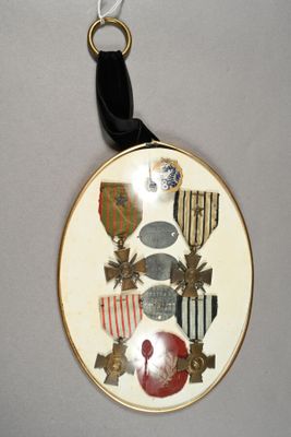une photo d'une médaille accrochée au mur