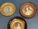 trois photos encadrées représentant une femme et un homme sur un fond bleu