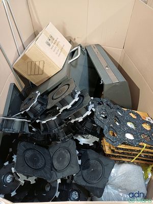 une boîte remplie d'appareils électroniques et d'autres objets à l'intérieur