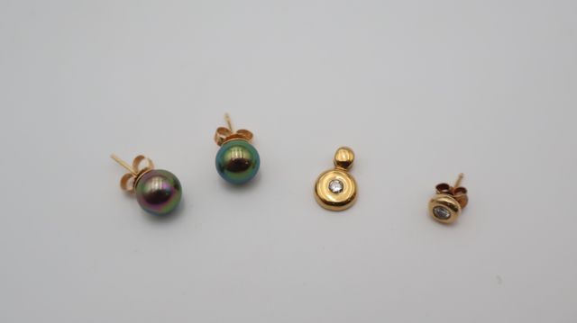En or jaune 18 carats 750 millièmes) : paire de boutons d'oreille...