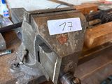 un étau posé sur un établi dans un atelier