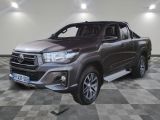une Toyota Hilux argentée garée dans une grande pièce