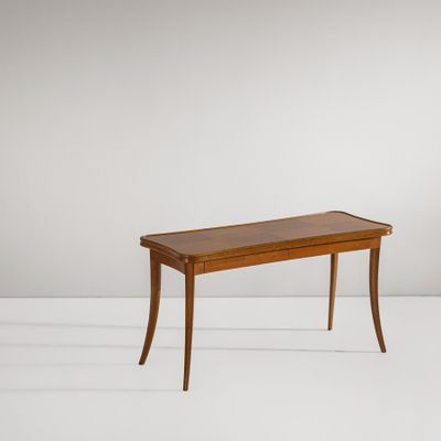 une petite table avec un plateau en bois posé sur un plan de travail blanc
