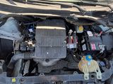 le moteur d'une voiture dont le capot est ouvert et le capot ouvert